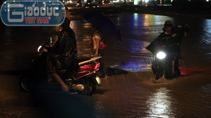 Người dân Hà Thành bì bõm sau cơn mưa lớn giải nhiệt